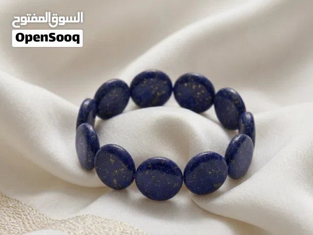 قطعة من سماء الليل.. سوار اللازورد الطبيعي ببريق الذهب