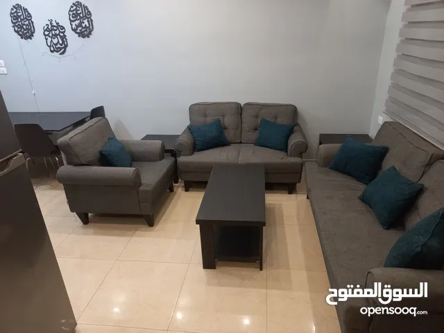 طقم كنب مع طاولة سفرة مع خمس كراسي