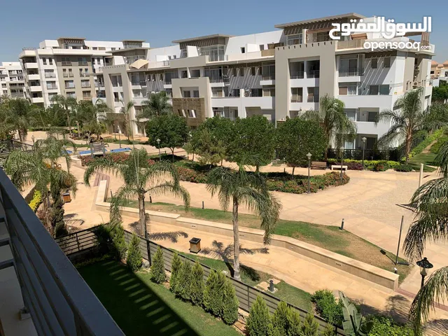 شقة للإيجار مميزة جدا بكمبوند هايد بارك 230 متر تتكون من 4 غرف