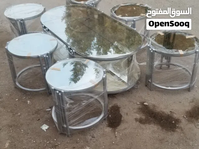 طاولات ضيافه منضر مثير وملمس ناعم وبضاعه ممتازه ومتانه خارقه تحتوي على سطح زجاج ذهبي عاكس سماكه