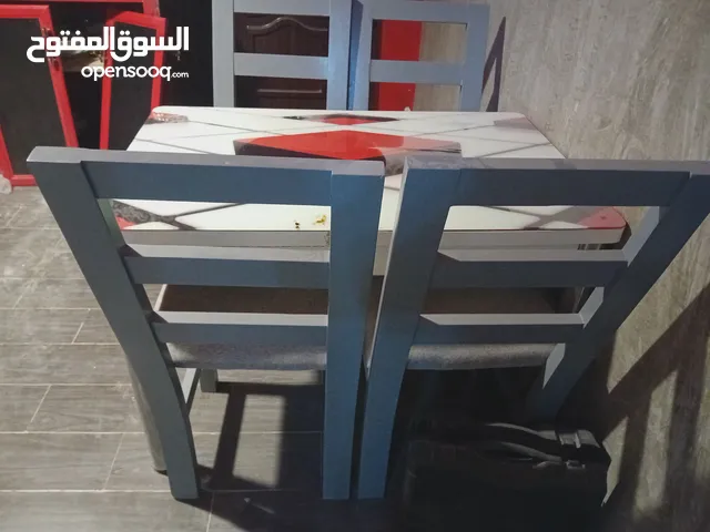 طالوله اكل تتكون من أربع كراسي خشبيه خشبيه مضغوط اررضيه قماش ممتاز