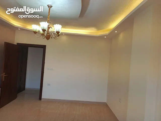 شقه طابق ثالث مطله جهة شماليه شرقيه مميزه للبيع