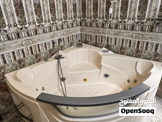 جاكوزي نظيف ويعمل وصالح للاستخدام