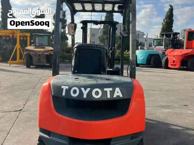 تأجير رافعات شوكية  تحميل وتنزيل جميع أنواع البضائع ونقل البضائع