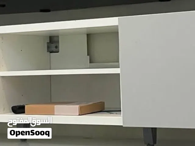 طاولة تلفزيون للبيع يلي بحاجتها تعلق سعرها 10 دك  نضيفة وجديدة  الموقع السالميه ق 10