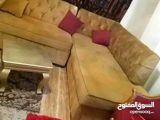 الوسيط لدينا شقه مفروشه تامه مكان طريق السور بعد البريد مطلوب اسره الام والاب 3 اطفال كبار لا اقرا ت