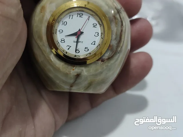 تفاحة من الرخام بها ساعة الثمن 65 د.ل