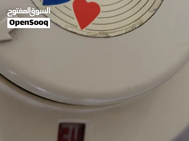 ترمس شاي بحاله جيده جدا  سعه ليتريه كبيره 2·2 ليتر بالكرتونه الخاصه به
