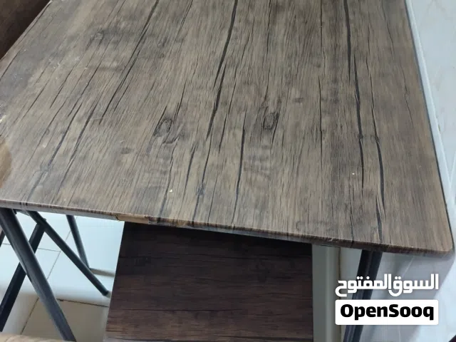 طاولة الطعام مع 4 كراسي بحالة جيدة