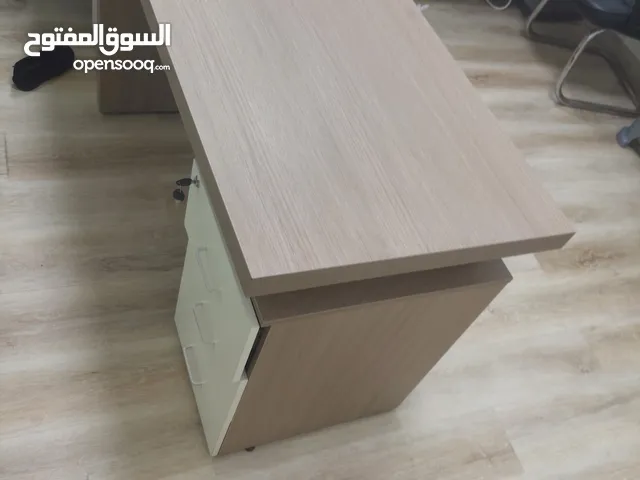 طاولات مكتبية و كراسي