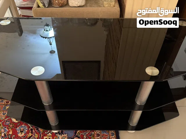 طاوله تلفزيون للبيع نظيف بدون اي خدش