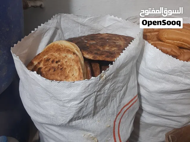 خبزة اربع شكاير ومعاهم صندوق خبزة خضرة