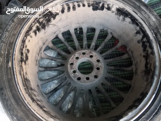 جنط بدون تاير مقاس 17 في لحام زي ما موضح بالصور ب 50الف يمني عملةصغيرة من الاخير . اكزوز جديد غير م