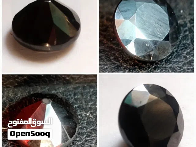 الألماس الأسود، والذي يُعرف أيضاً باسم "الكربونادو" (Carbonado) ، هو أحد أكثر أنواع الألماس غموضاً و