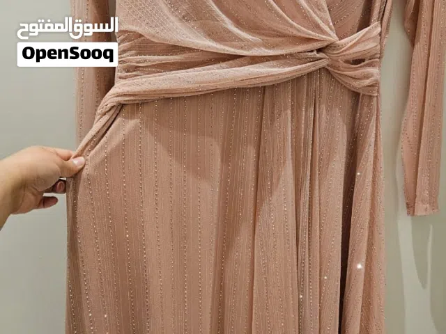 للبيع فستان جديد وعليه الاستيكر شريته من الكويت