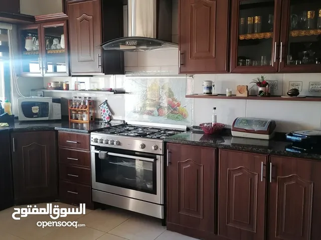 مطبخ بحالة جيدة جدا للبيع