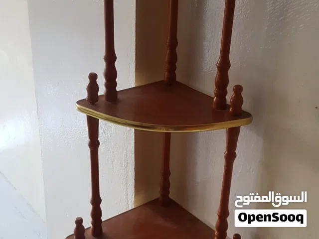 رفوف خشب ومفارش طولات واحده كبيرة وحبتين صغيرة والثالثه مستطيله نوع ممتاز مطرزة كرستال ثقيله