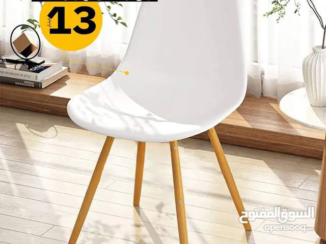 كرسي مطبخ اكريليك باقدام خشب بتصميم جذاب يتحمل عامة الأوزان مناسب للأماكن الصغيرة