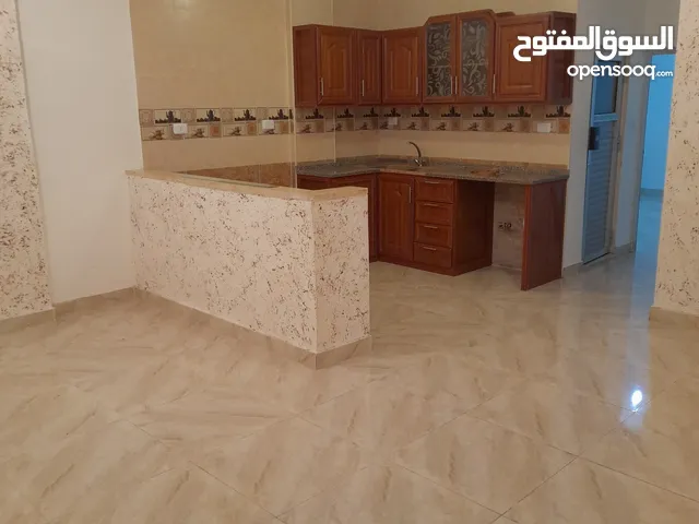 شقة للايجار في مخيم الحسين شارع46 السفلي مكونه من غرفتين ومطبخ وصالون وحمام تشطيب ديلوكس طابق ثاني