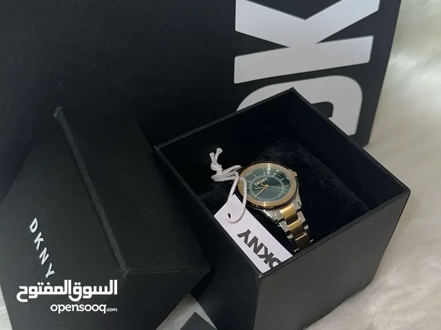 ساعه اصليه جديده لم تستعمل بلعلبه و الشنطه