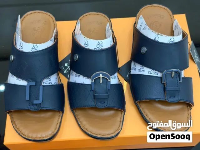 نعول جلد طبيعي 100%وخياطه يدويه وخصومات لمدة 3 أيام .خفيفه وطبيه وبدون روائح الكعب متوسط والون ثابت.