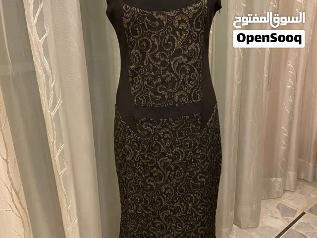 فستان سهرة ماكسي ، موديل السمكة ، صنع تركيا ، لونه أسود وذهبي ، قماشته جاكار .