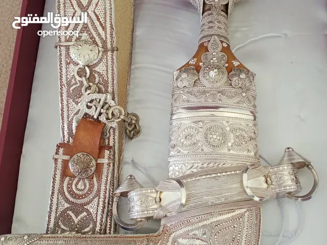 خنجر سعيد القرن خشب صندل مع الحزام فضه وصندوق حفظ الخنجر