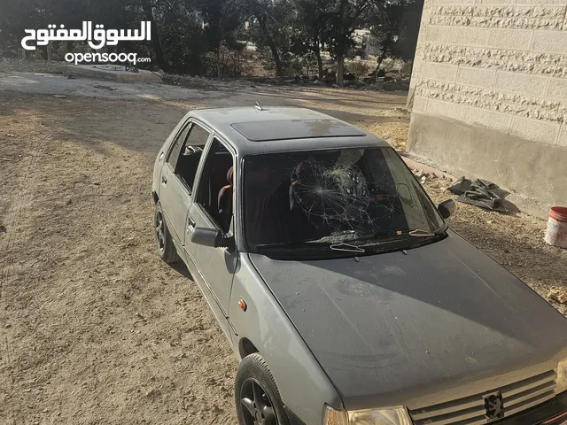 بيجو205 للبيع السيارة بس مكسر زجاجها بحاجة زجاج فيها ترخيص وتأمين وتنازل فوري