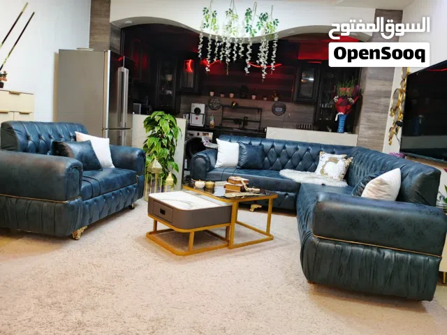 طقم كورنر اسود زيتي تفصيل وجديد فخم جدا مواصفاته عالية 9 مقاعد من بيت سكان عمان