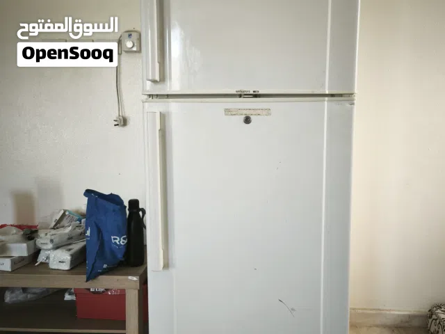 ثلاجه ( براد ) كبير نضيف جدا