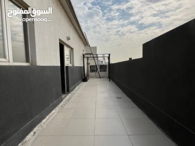 شقة مع روف للإيجار في المسايل قطعة 5