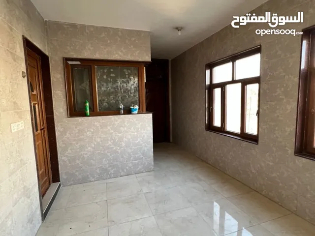 شقة بناء حديث وبمساحة 220 م في الجادرية