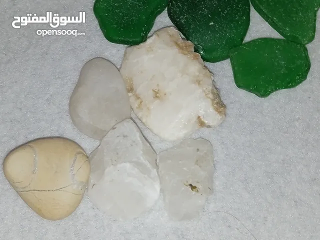 أحجار كريمة خام طبيعية ونقود مغربية قديمة