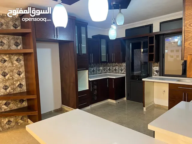 شقه فارغة للايجار في البيره  قرب شارع القدس وقرب  الفندق السياحي