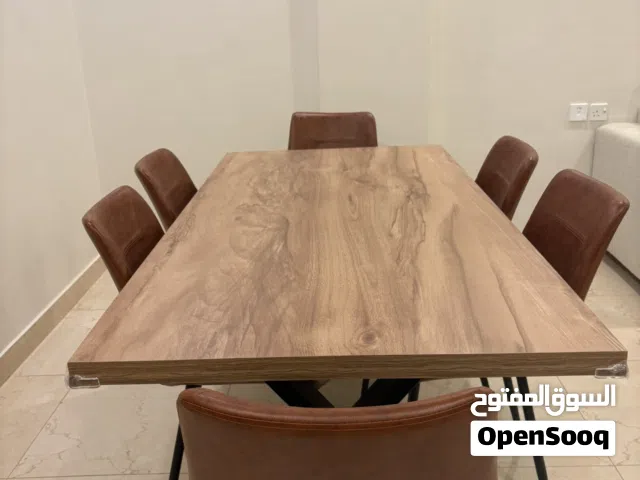 طاولة طعام شبه جديدة للبيع