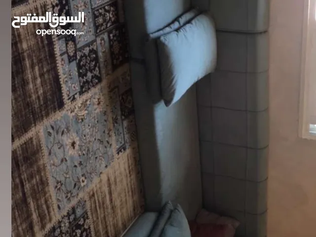 فرش عربي للبيع بحالة لجديد تنجيد جديد مع وجود وجه داخلي للفرش قابل للغسيل افضل انواع الاسفنج