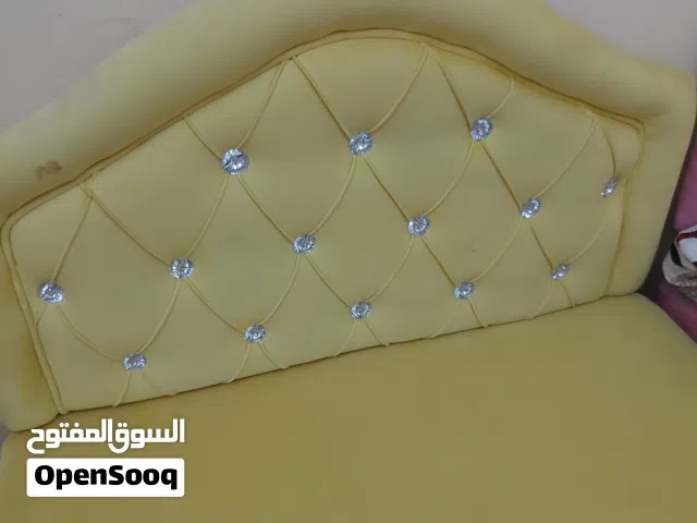 سرير بنات باللون الوردي والاصفر وسرير اولاد باللون الأزرق