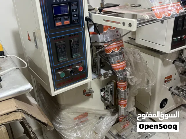 ماكينة تعبئة سوائل جديدة مع كمرسوري جديد و كهرباء 220 فولت سهلة الاستخدام مشاريع صغري فول توماتيك