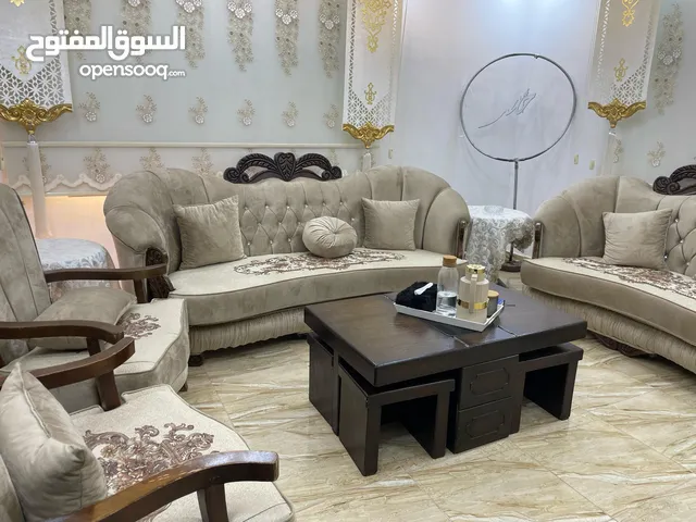 كنب مع طاولات استعمال خفيف