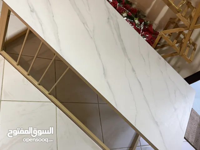 طاولة وسط مع ديكور