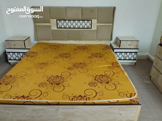 غرفة نوم كامله استعمال بسيط و الغرفه كامله خزانه تخت تسريحه و برادي