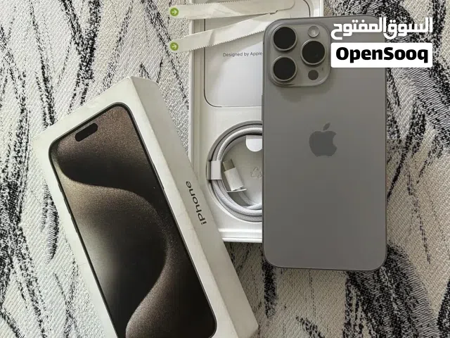 Iphone 15 pro max مع جميع اغراضه