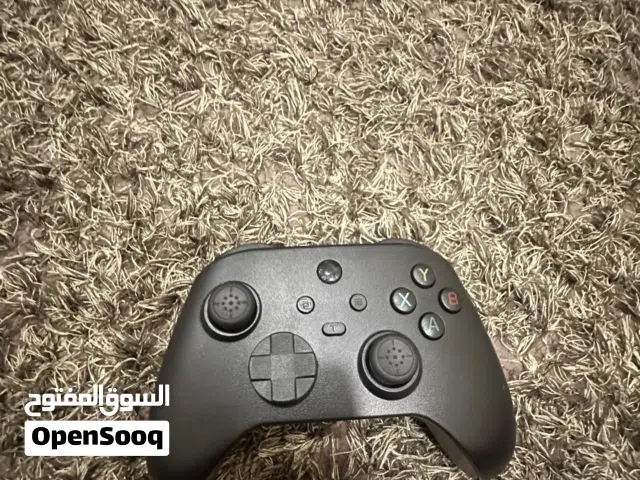 يد اكس بوكس لكن غير اصلي كوبي 1 ونفس مستوى الاصلي اليد يشبك على البي سي و التلفون