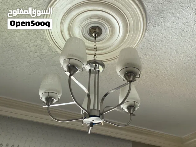 للبيع تريات بحالة جيده طاولة وسط بحالة جيده بفتين تنين كبار و وحدة صغيره مطلوب فيهم كلهم من 40 ل 35