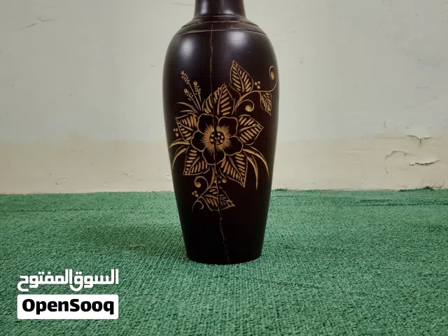 مزهرية زهور بالينيزية منحوتة يدويًا من خشب المانجو باللون الأحمر الداكن.