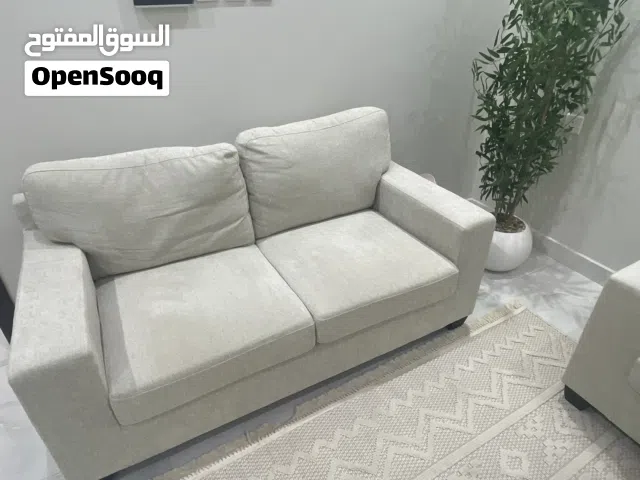 كنب للبيع حق صالة مع الطاولة والزولية تحت الطاولة