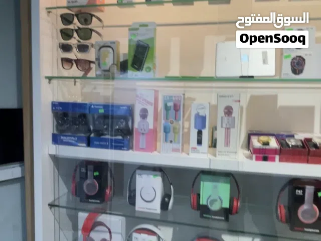 كماليات وسماعات وبضاعة محل وفترينات كلها للبيع