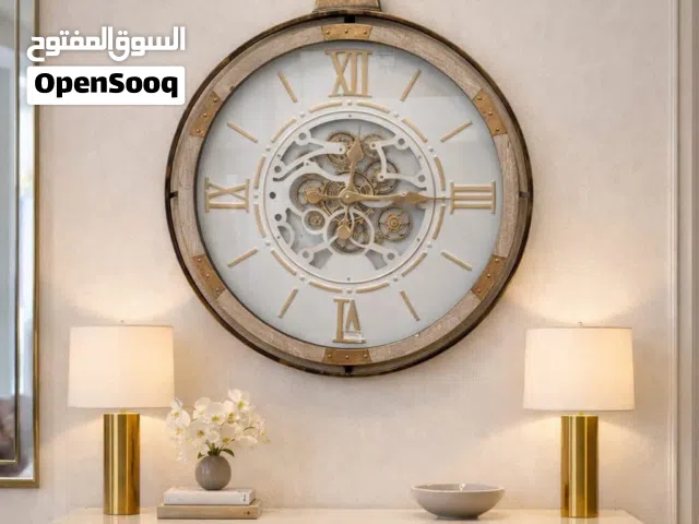 ساعات حائط باحجام واشكال مميزة وكبيرة