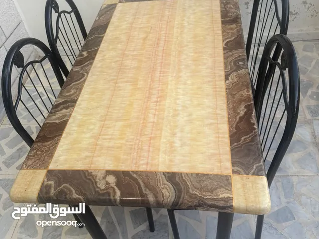 طاولة بسطح ستانليس ستيل مع 4 كراسي حديد – بحالة جيدة!