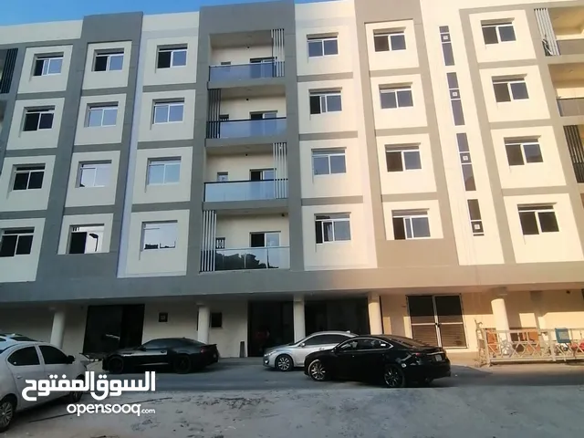 بنايه للبيع اول ساكن كورنيش عجمان جديده 20 غرفه وصالة 8 غرفتين وصاله تلاته حمام 4 استديوهات 1 محل